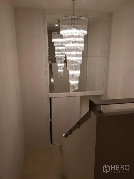 คอนโด ให้เช่าในPathum Wan, Bangkok - ชานบันไดสว่างด้วยโคมไฟระย้าคริสตัลแบบขั้นบันไดและกระจกเงา