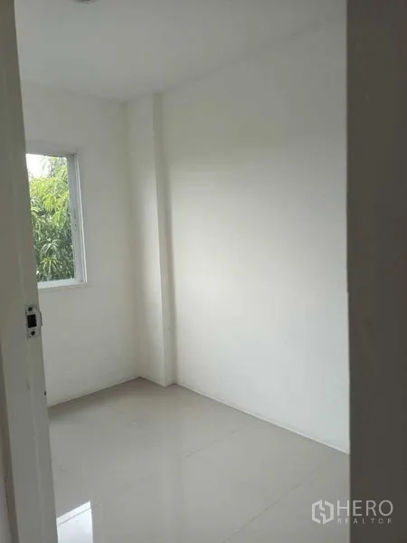 Shophouse for sale in Bueng Kum, Bangkok - Small private room with a window and white walls, ready for office use.