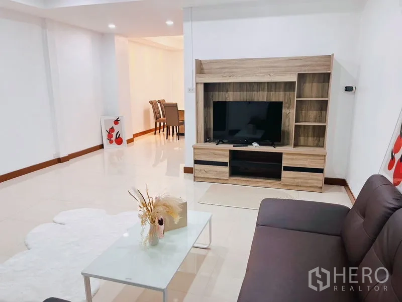 联排别墅 出租在Huai Khwang, Bangkok - 从推拉玻璃门外望向明亮的客餐一体空间。