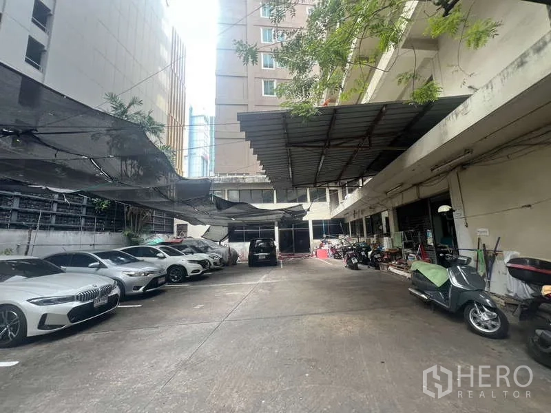 พื้นที่ขายปลีก ให้เช่าในKhlong Toei, Bangkok - ลานจอดรถภายในอาคาร มีหลังคากันแดด รถยนต์และมอเตอร์ไซค์