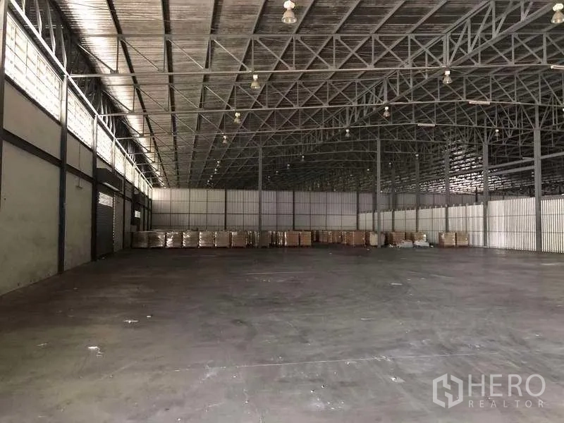 คลังสินค้า ให้เช่าในBang Phli, Samut Prakan - โกดังขนาดใหญ่มีพาเลทวางเรียงและโครงหลังคาเหล็ก