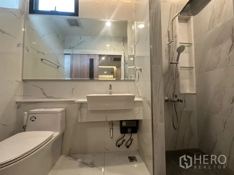 ทาวน์เฮาส์ ให้เช่าในWatthana, Bangkok - ห้องน้ำโมเดิร์น กระเบื้องลายหินอ่อน อ่างล้างหน้า โถสุขภัณฑ์ และฝักบัว