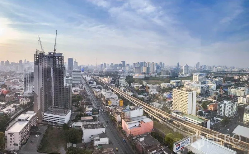 Condominium for rent in Huai Khwang, Bangkok - High-floor outlook across the Bangkok skyline and BTS tracks.