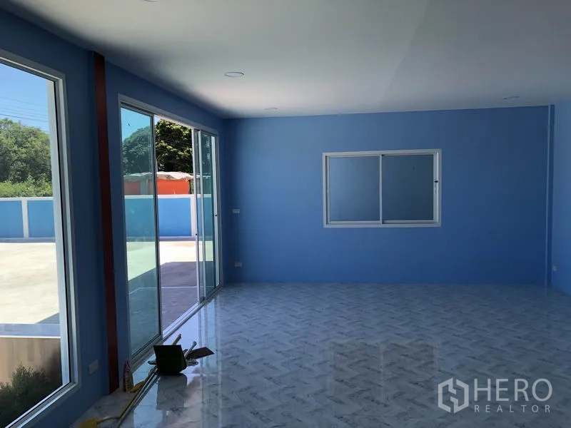 货栈 出租或出售在Sai Noi, Nonthaburi - 明亮办公室，推拉玻璃门与窗户，面向院落。