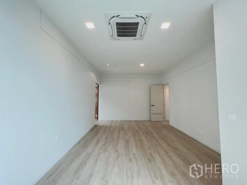 บ้าน ให้เช่าหรือขายในSaphan Sung, Bangkok - ห้องนอนพื้นที่กว้างพร้อมเครื่องปรับอากาศแบบแขวนฝ้าและพื้นไม้