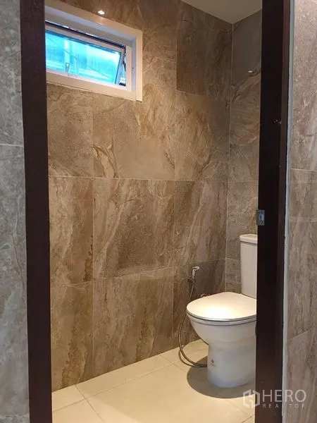 พื้นที่ขายปลีก ให้เช่า - ห้องน้ำแยก มีหน้าต่างบานเล็กและสายชำระ ผนังกระเบื้อง