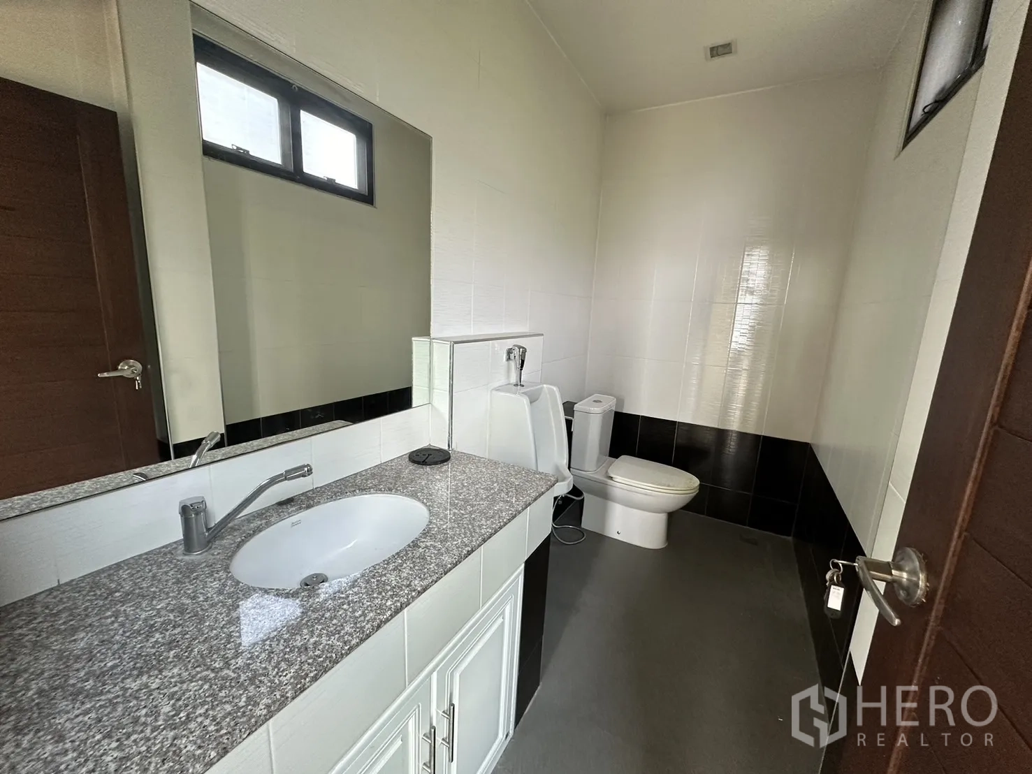 Home Office for rent in Prawet, Bangkok - Private bathroom with granite countertop, sink and toilet.