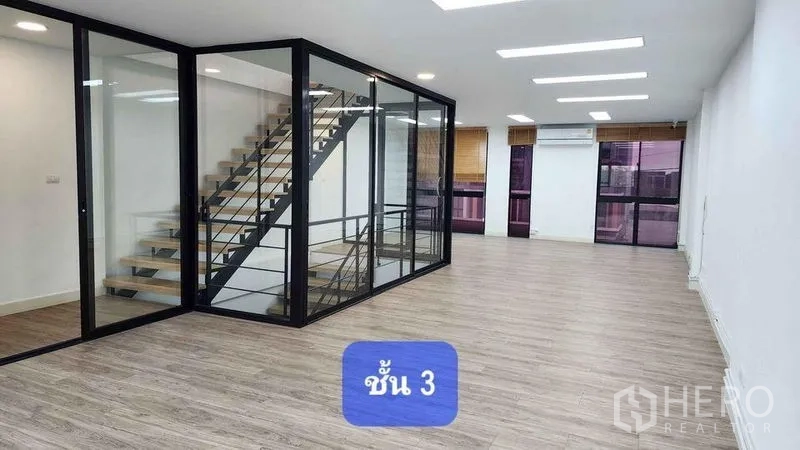 ทาวน์เฮาส์ ให้เช่าในBueng Kum, Bangkok - โถงทางเข้าเพดานสูง พื้นกระเบื้องเงา และบันไดไม้ลอยสู่ชั้นลอย