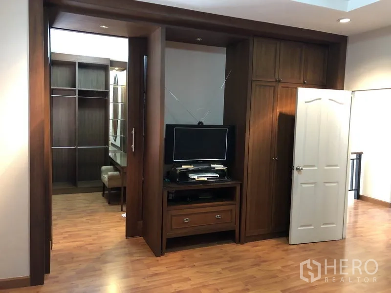 独立式住宅 出租或出售在Bang Kapi, Bangkok - 步入式衣帽间区，内置衣柜与电视柜。