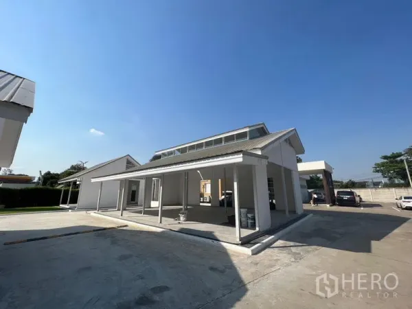 พื้นที่ขายปลีก ให้เช่าในPrawet, Bangkok - อาคารโชว์รูมโปร่งพร้อมช่องแสงด้านบนและทางเดินมีหลังคากันแดด