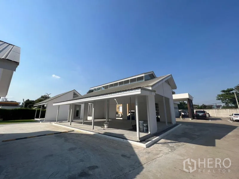 พื้นที่ขายปลีก ให้เช่าในPrawet, Bangkok - อาคารโชว์รูมโปร่งพร้อมช่องแสงด้านบนและทางเดินมีหลังคากันแดด