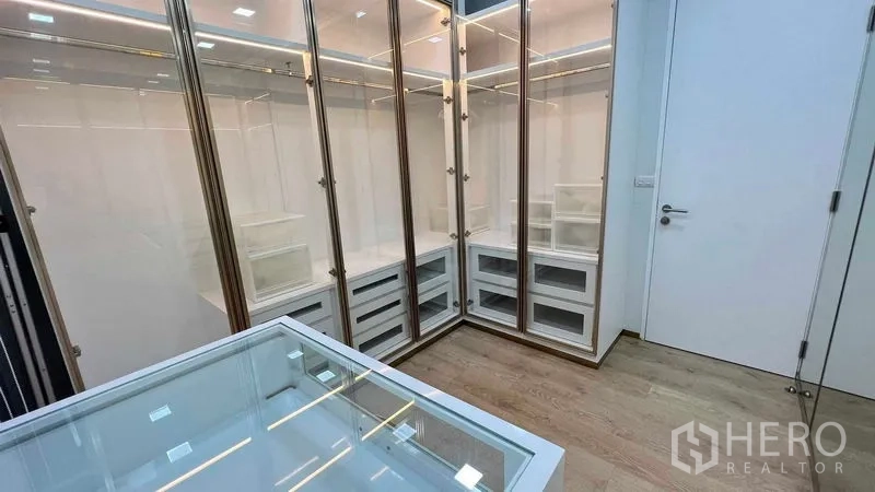 คอนโด ให้เช่าในWatthana, Bangkok - ห้องแต่งตัวสไตล์ลักชัวรี ตู้กระจกไฟในตัวและลิ้นชัก