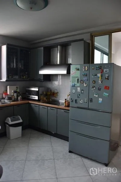 คอนโด ให้เช่าในWatthana, Bangkok - ครัวรูปตัวแอล ตู้โทนเทา เครื่องดูดควัน และตู้เย็นขนาดใหญ่