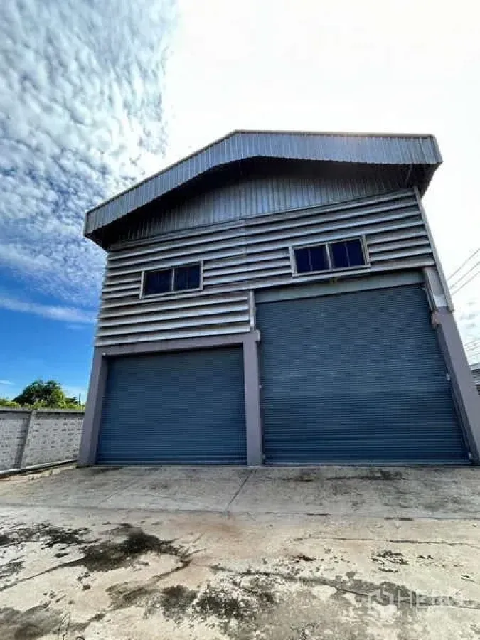 คลังสินค้า ขายในLat Lum Kaeo, Pathum Thani - ด้านหน้าโกดังอุตสาหกรรม แสดงประตูม้วนขนาดใหญ่ 2 บาน และลานจอด