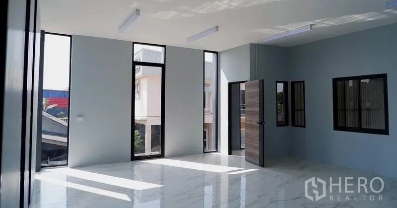 货栈 出租在Bueng Kum, Bangkok - 二层办公室，窄长窗与亮面地砖。