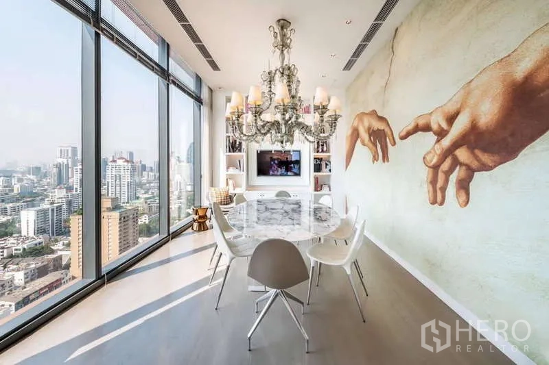 公寓 出租或出售在Watthana, Bangkok - 高层餐厅，艺术壁画、水晶吊灯与全景落地窗