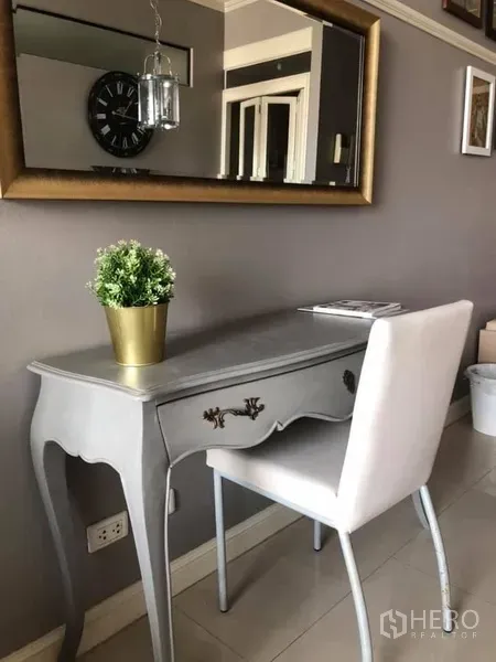 คอนโด ให้เช่าในWatthana, Bangkok - โต๊ะเขียนหนังสือสไตล์คลาสสิก หน้ากระจก พร้อมเก้าอี้และกระถางต้นไม้ในคอนโด