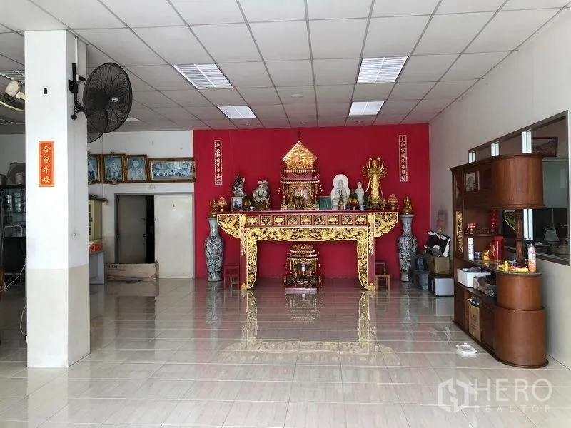 โรงงาน ให้เช่าหรือขายในLam Luk Ka, Pathum Thani - ห้องโถงภายในพร้อมแท่นบูชาตกแต่งบนผนังสีแดง