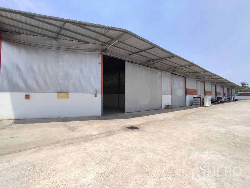 คลังสินค้า ให้เช่าในPathum Thani - มุมมองภายนอกหลายยูนิต เปิดประตูโกดังและลานลึกสำหรับจอดและขนถ่าย
