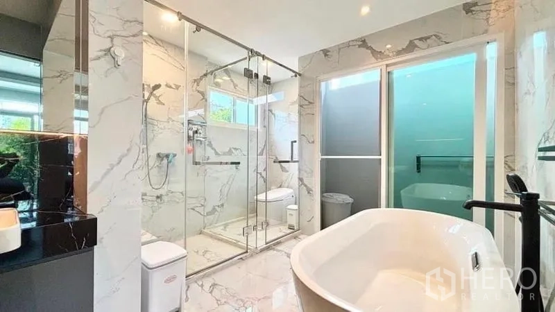 บ้าน ขายในPrawet, Bangkok - ห้องน้ำหรู อ่างอาบน้ำเดี่ยว และห้องอาบน้ำกระจกคู่