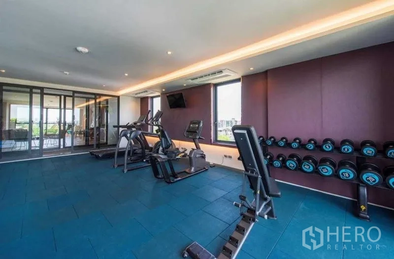 คอนโด ให้เช่าในBang Na, Bangkok - ฟิตเนสพร้อมเครื่องคาร์ดิโอ ชุดดัมเบล และหน้าต่างบานกว้าง