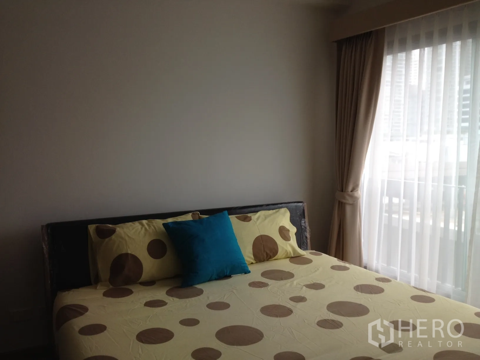 คอนโด ให้เช่าในKhlong Toei, Bangkok - ห้องนอนสว่างด้วยเตียงคู่ ผ้าม่านโปร่ง และทางออกสู่ระเบียง