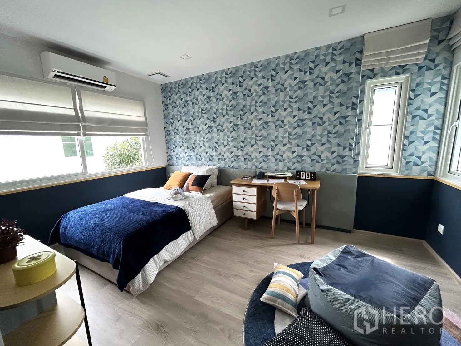 Detached House for rent in Bang Phli, Samut Prakan - Bedroom with geometric wallpaper, study desk and wide windows.