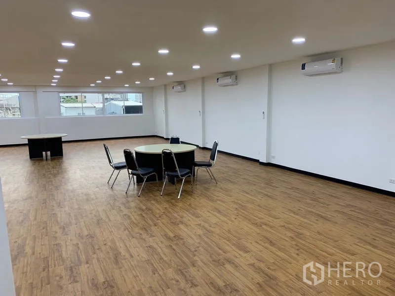Office Space for rent in Khlong Toei, Bangkok - Spacious office hall with wide windows, meeting table and ceiling downlights.