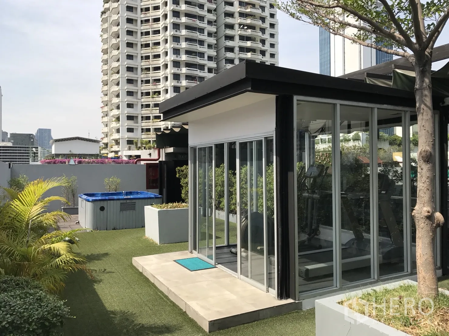 Condominium for rent or sale in Bang Rak, Bangkok - Sky garden fitness pavilion with glass walls and an outdoor jacuzzi overlooking the Bangkok skyline.