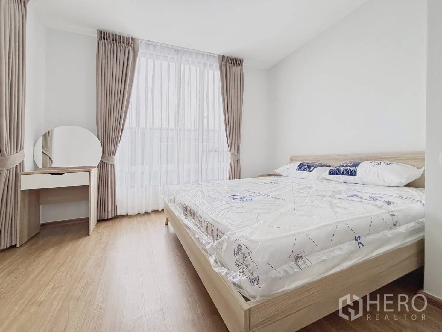 ทาวน์เฮาส์ for rent in Bang Phli, Samut Prakan - อีกมุมของห้องนอนใหญ่ โชว์เตียงและหน้าต่างบานกว้างพร้อมผ้าม่าน.