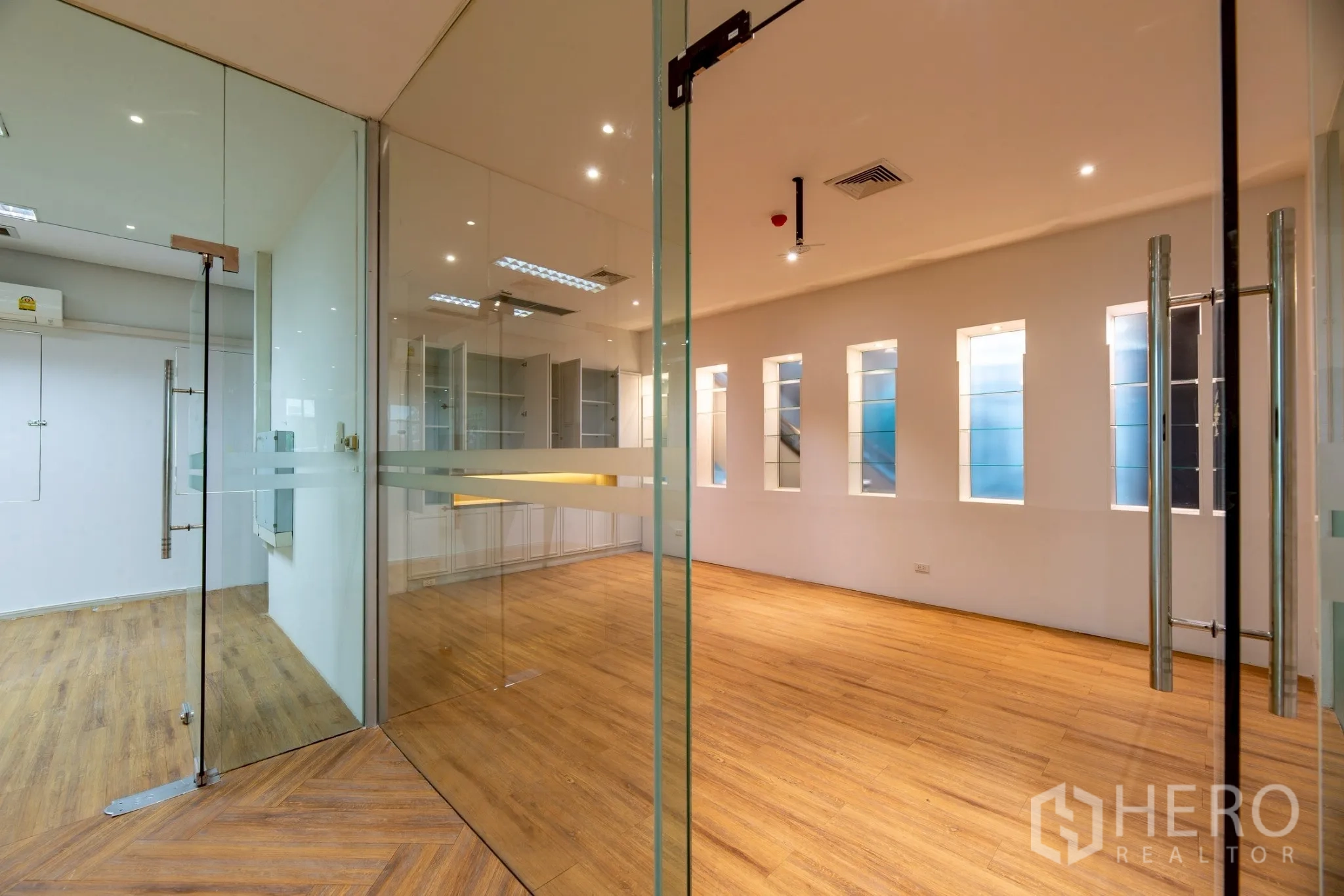 สำนักงาน ให้เช่าในWang Thonglang, Bangkok - ห้องทำงานส่วนตัวกั้นกระจก พร้อมตู้บิลท์อินและพื้นไม้