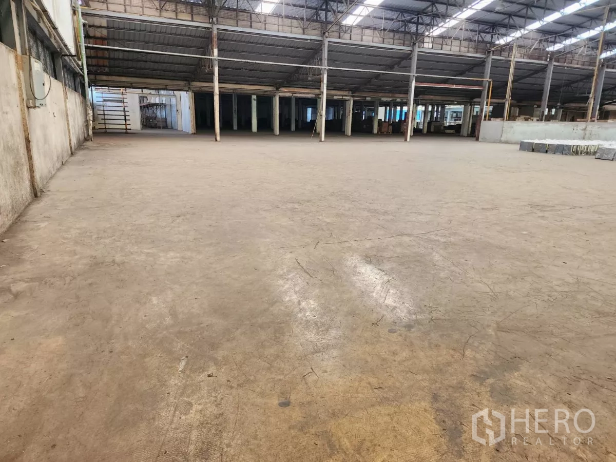 工厂 出租在Mueang Samut Sakhon, Samut Sakhon - 大面积空旷混凝土大厅，适合仓储或生产线。