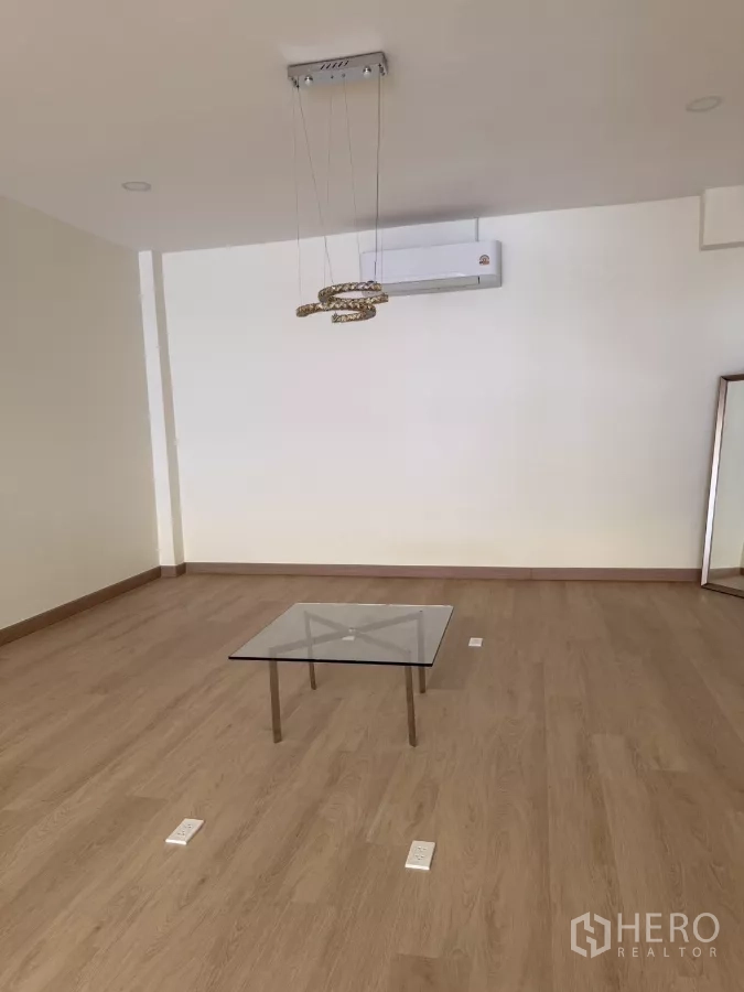 คลังสินค้า ให้เช่าในSuan Luang, Bangkok - มุมออฟฟิศพร้อมเครื่องปรับอากาศติดผนังและโต๊ะกระจก