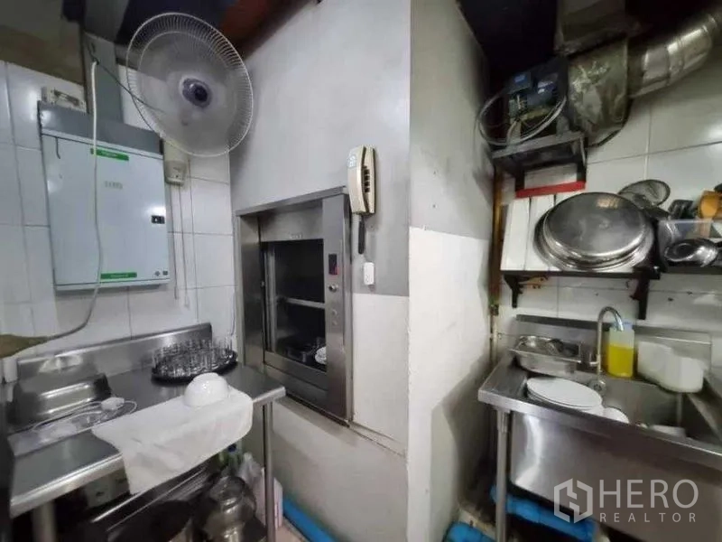 零售空间 出租在Bang Rak, Bangkok - 后勤备餐区，水槽、风扇与餐梯