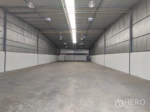 คลังสินค้า ให้เช่าในPathum Thani - โถงเก็บสินค้ากว้าง ผนังเมทัลชีท และช่องแสงยาวกลางเพดาน