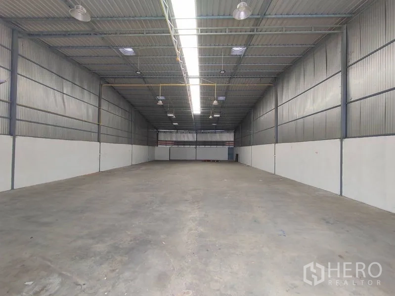คลังสินค้า ให้เช่าในPathum Thani - โถงเก็บสินค้ากว้าง ผนังเมทัลชีท และช่องแสงยาวกลางเพดาน