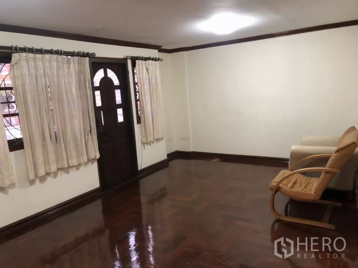 สำนักงานที่บ้าน ให้เช่าในPhra Khanong, Bangkok - ห้องอเนกประสงค์ขนาดใหญ่ พื้นไม้ขัดเงา ผ้าม่าน และประตูออกระเบียง