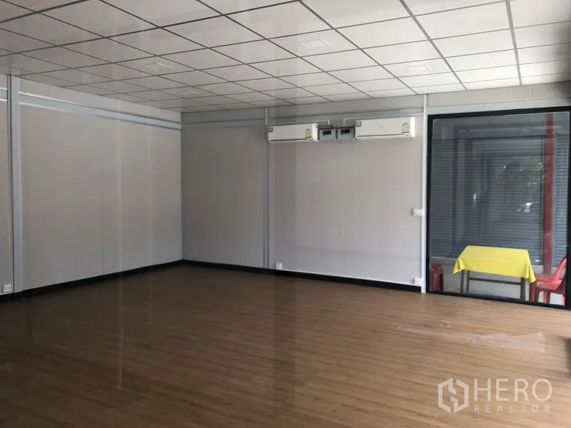 零售空间 出租在Wang Thonglang, Bangkok - 开间零售空间，木纹地板，吊顶，壁挂空调与大面积窗户。