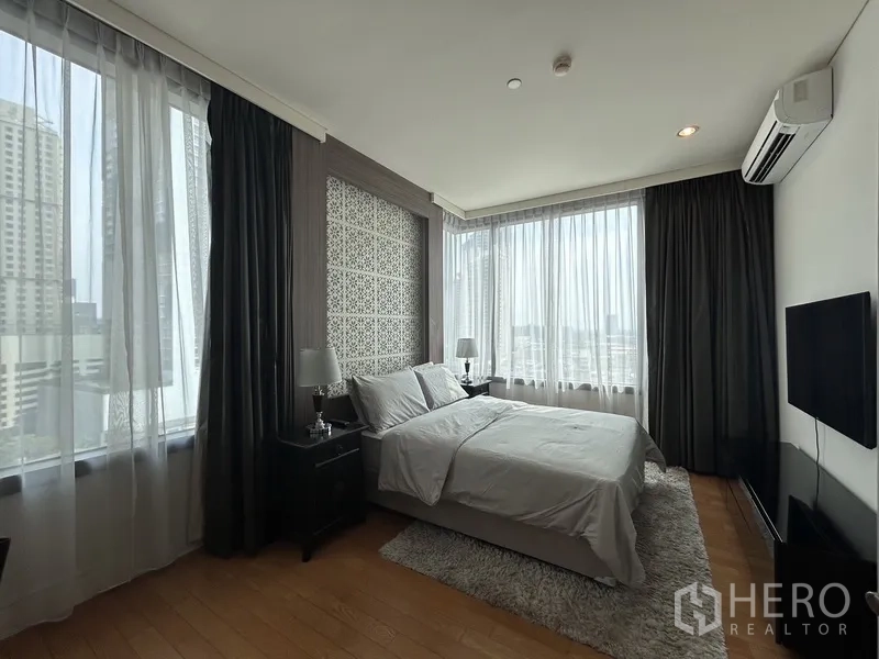 คอนโด ให้เช่าหรือขายในKhlong Toei, Bangkok - ห้องนอนรับแสงธรรมชาติ หน้าต่างพาโนรามา ผ้าม่าน และพื้นไม้