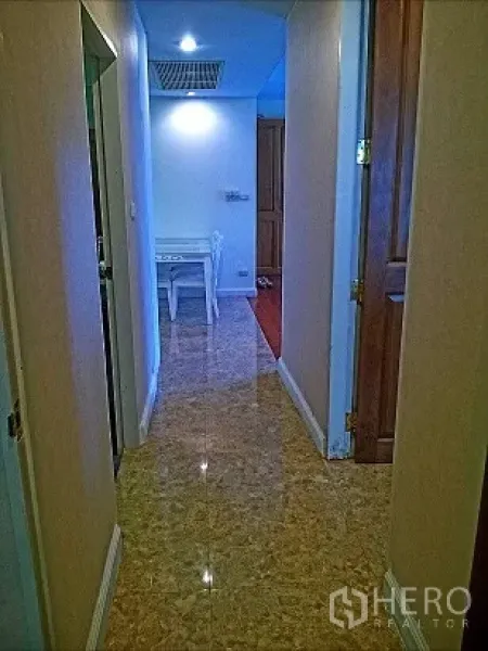 คอนโด ให้เช่าในPathum Wan, Bangkok - โถงทางเดินสว่างพื้นกระเบื้องเงา เชื่อมไปยังมุมรับประทานอาหารในคอนโด