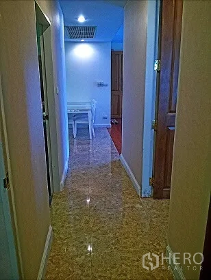 คอนโด ให้เช่าในPathum Wan, Bangkok - โถงทางเดินสว่างพื้นกระเบื้องเงา เชื่อมไปยังมุมรับประทานอาหารในคอนโด