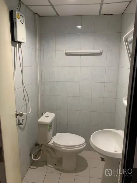 พื้นที่ขายปลีก ให้เช่าในKhlong Toei, Bangkok - ห้องน้ำกะทัดรัด มีโถสุขภัณฑ์ อ่างล้างหน้า และเครื่องทำน้ำอุ่น