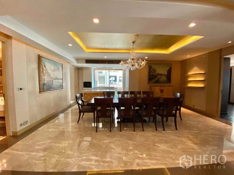 คอนโด ให้เช่าในKhlong Toei, Bangkok - ห้องกินข้าวโต๊ะยาว โคมระย้า และฝ้าหลุม