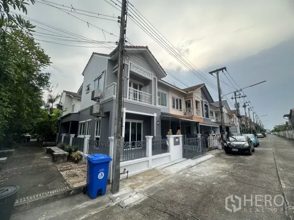 ทาวน์เฮาส์ ขายในLam Luk Ka, Pathum Thani - มุมมองถนนของแถวทาวน์เฮ้าส์ โชว์ทำเลหัวมุมและหน้ากว้าง