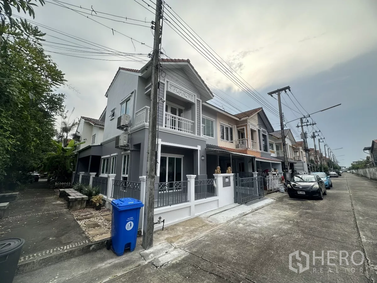 ทาวน์เฮาส์ ขายในLam Luk Ka, Pathum Thani - มุมมองถนนของแถวทาวน์เฮ้าส์ โชว์ทำเลหัวมุมและหน้ากว้าง