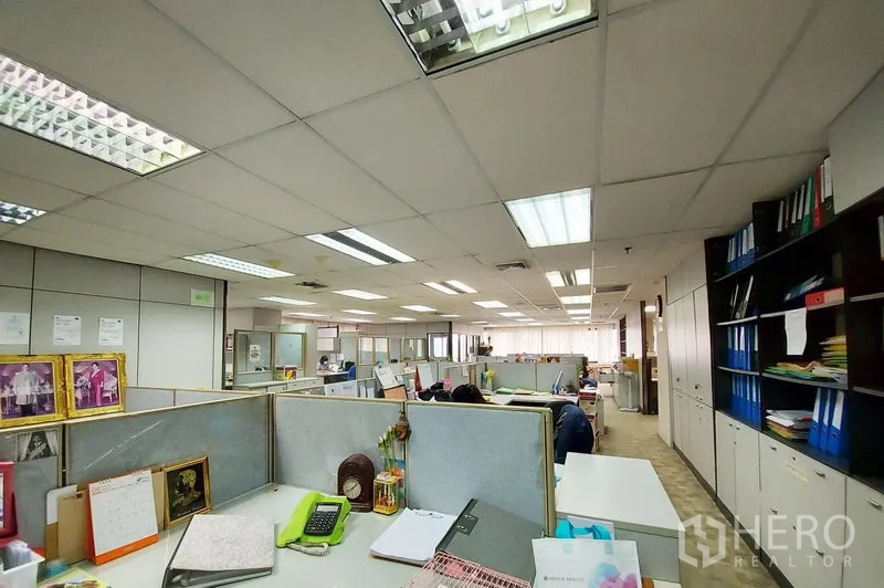 สำนักงาน ให้เช่าในRatchathewi, Bangkok - โซนทำงานกว้างขวางพร้อมบูธหลายตำแหน่ง ตู้เก็บของบิวท์อิน และเพดานแขวนไฟให้ความสว่างทั่วถึง
