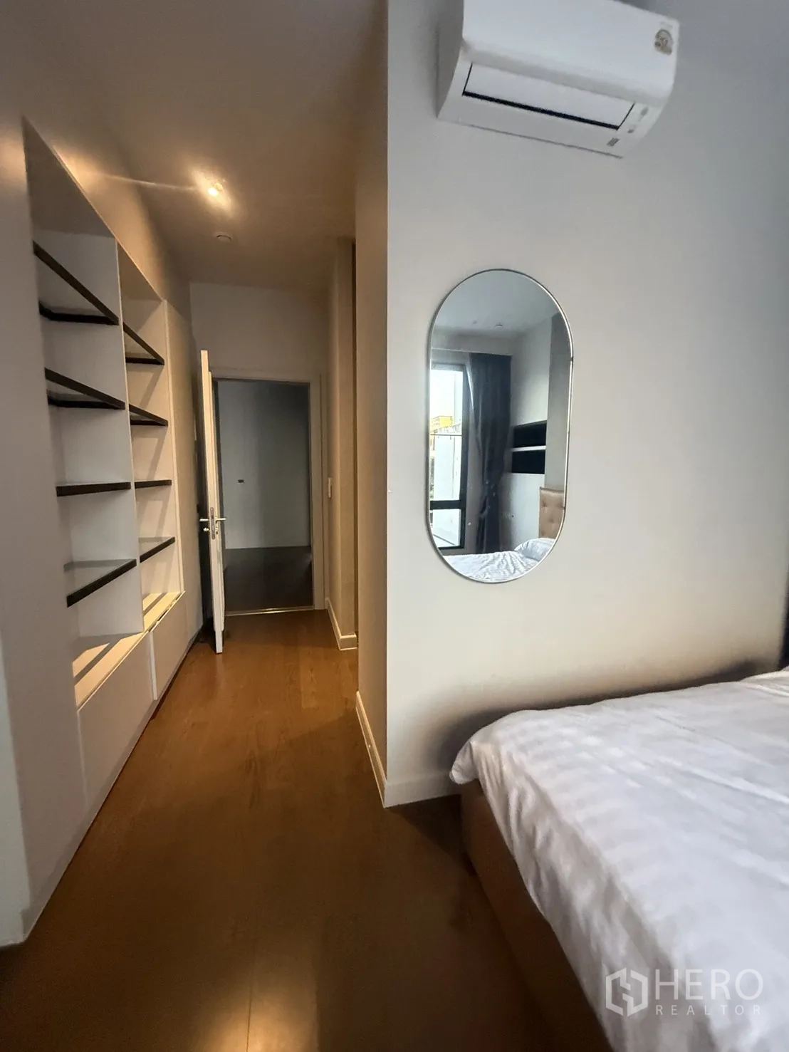 Detached House for rent in Saphan Sung, Bangkok - Bedroom corridor with built-in shelving and a wall mirror.