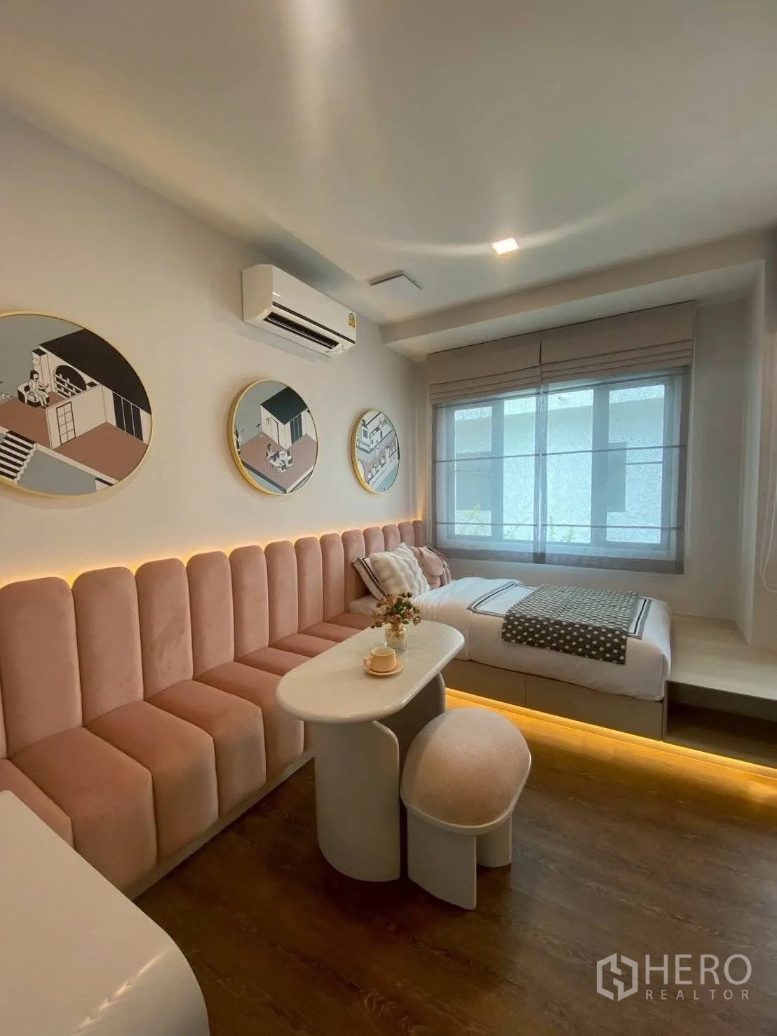 Detached House for rent in Bang Phli, Samut Prakan - Cozy room with long upholstered bench, single bed and soft lighting.