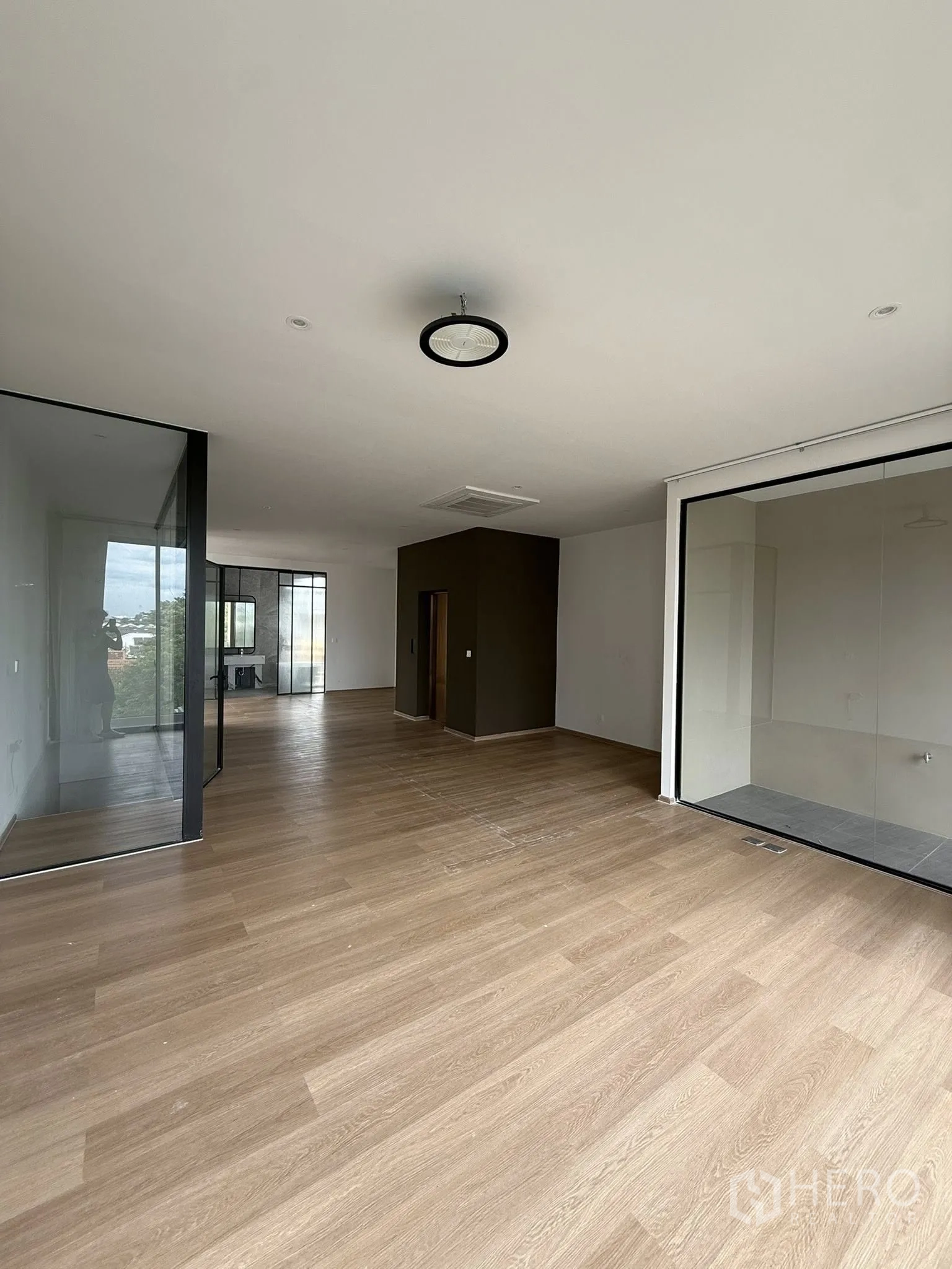 สำนักงานที่บ้าน ให้เช่าหรือขายในLat Phrao, Bangkok - ห้องอเนกประสงค์กว้าง พื้นไม้ ผนังกระจก รับแสงธรรมชาติเต็มที่.