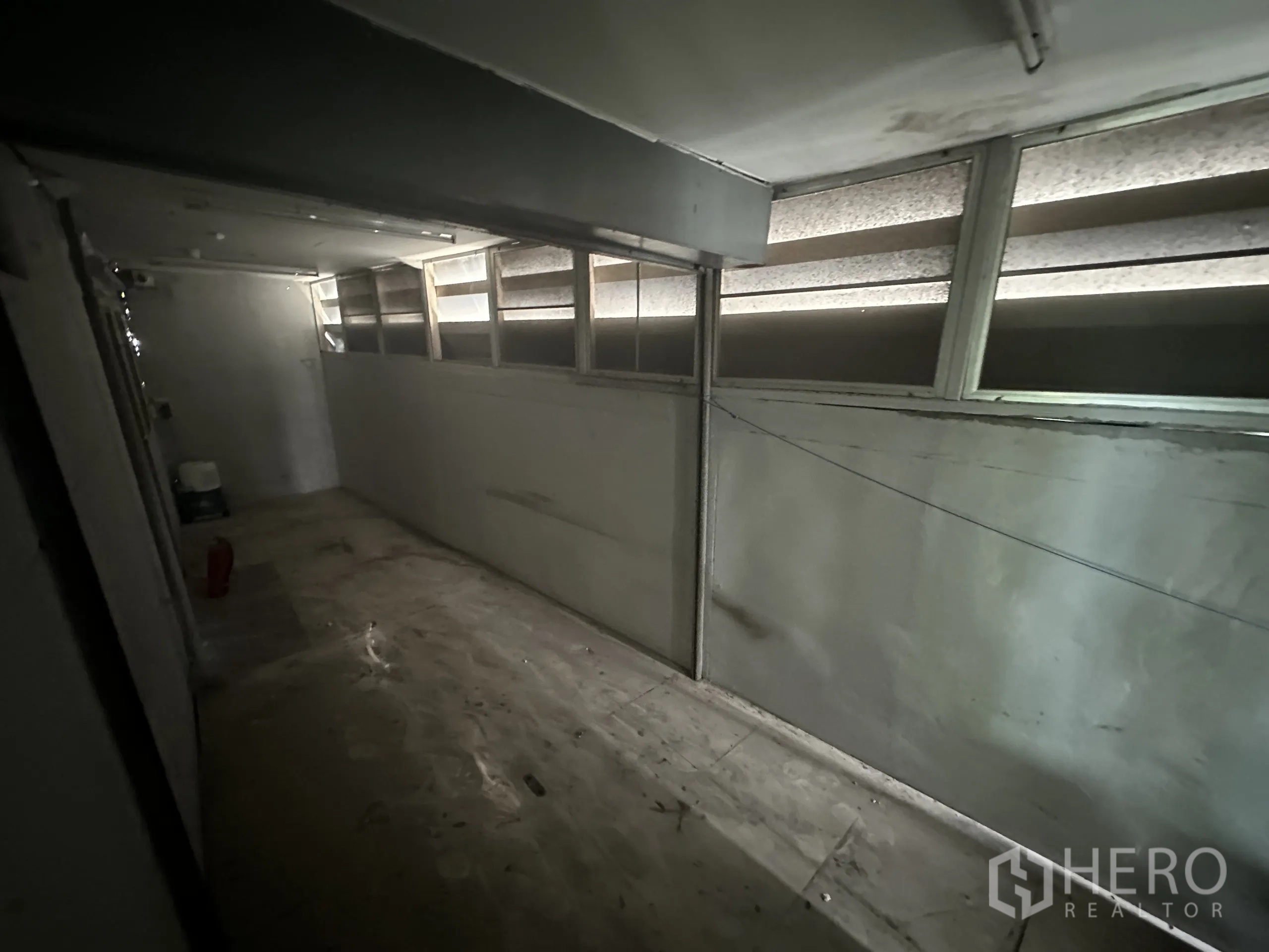 零售空间 出租在Suan Luang, Bangkok - 狭长服务/储物走道，配百叶窗。